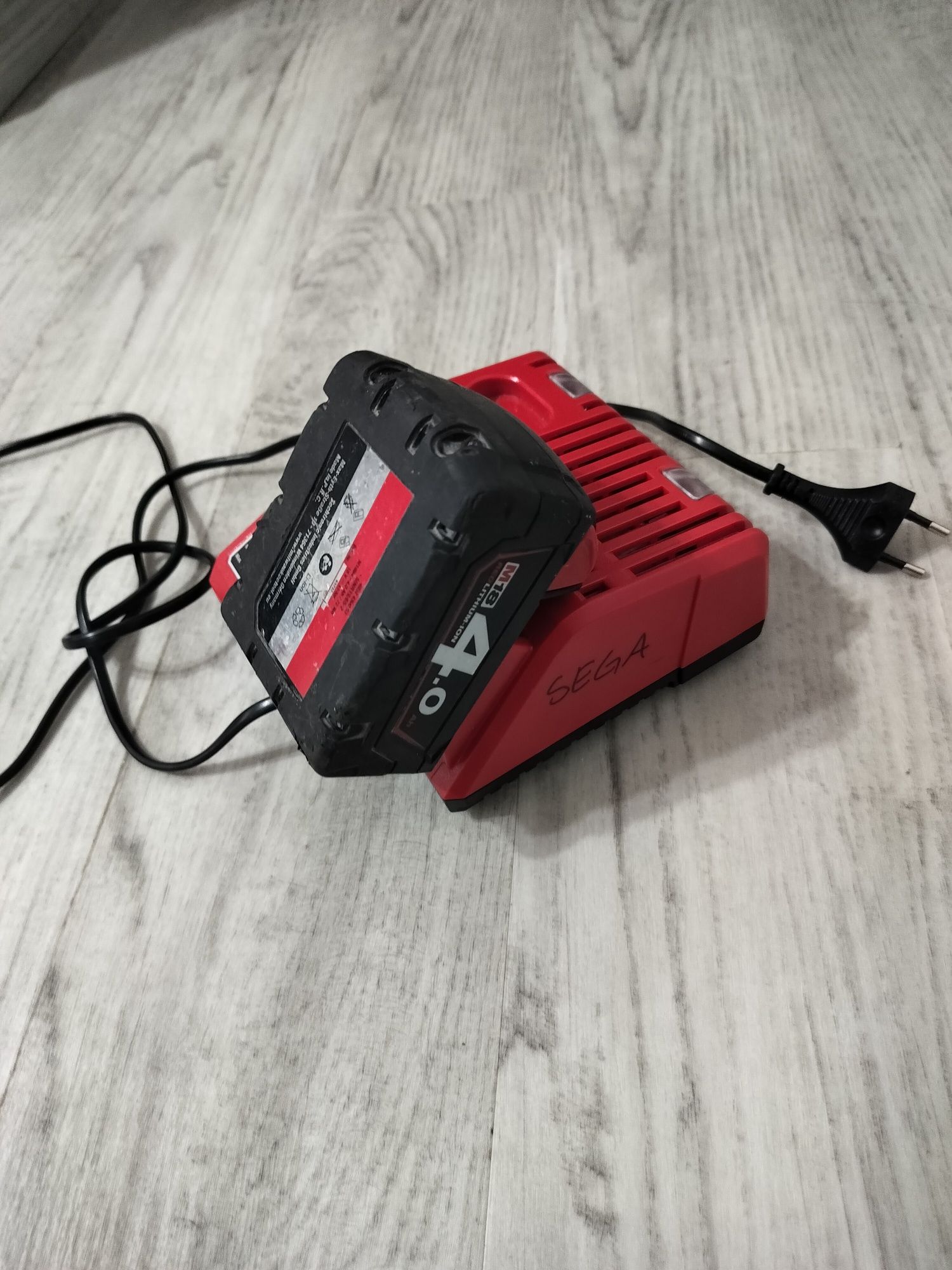 Încărcător și acumulator milwaukee