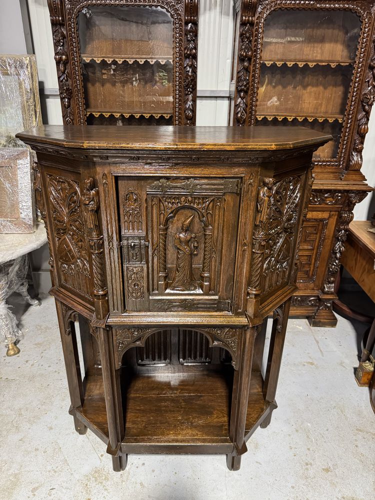 Bufet sculptat manual în stil gotic – piesă de colecție