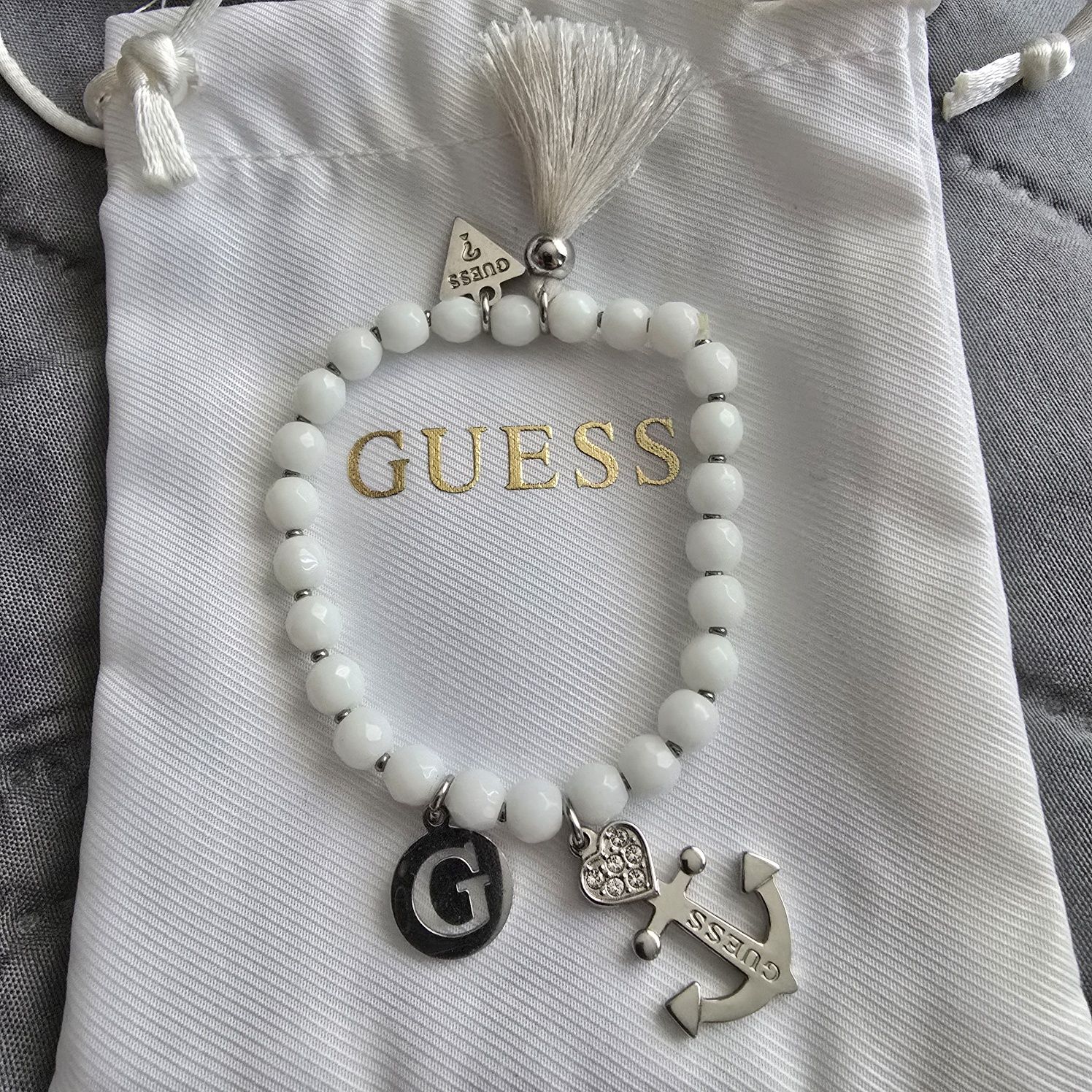 Златно колие Guess и бяла гривна