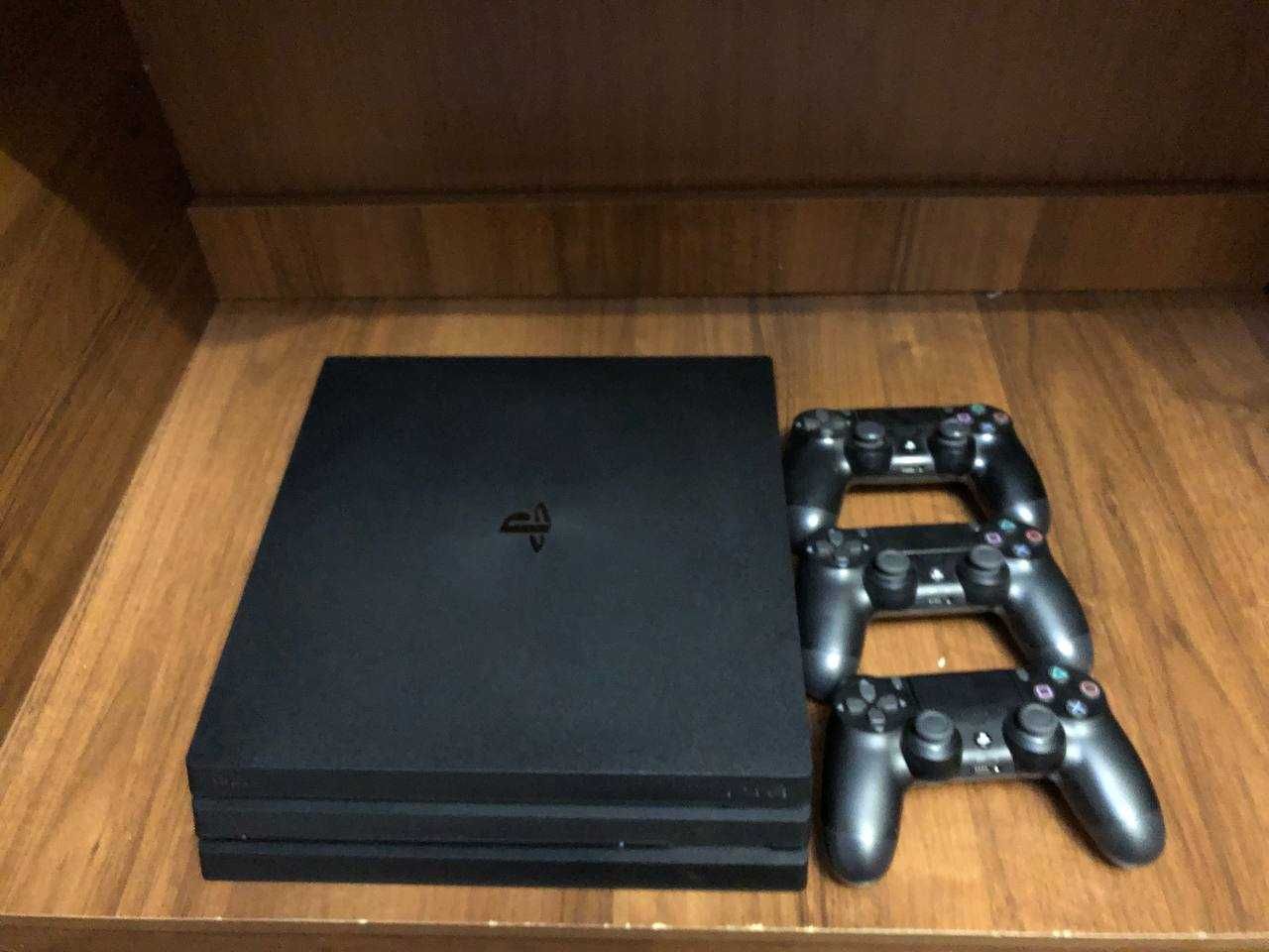 PlayStation 4 Pro 1 ТР памяти с 3 джойстиками Б\У (Почти как новый)