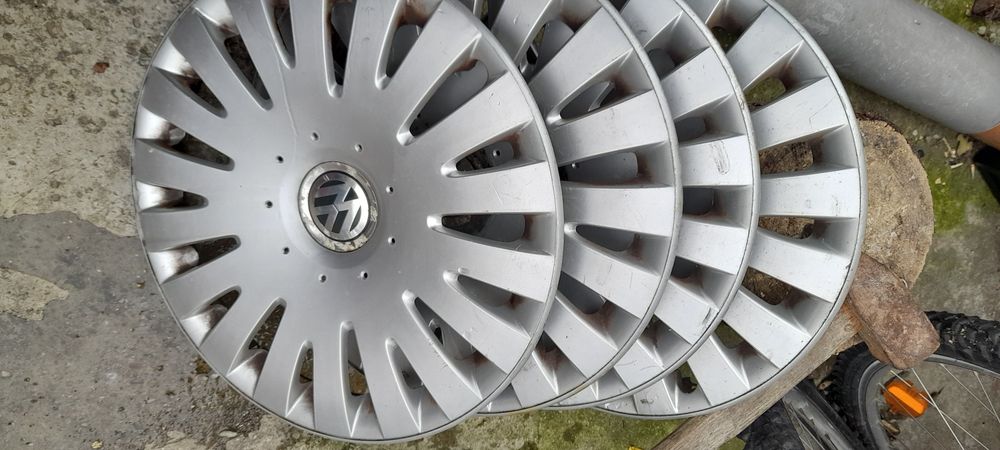 Vând capace Volkswagen  pe 15"inci  ce se pot utiliza  la o gama larga