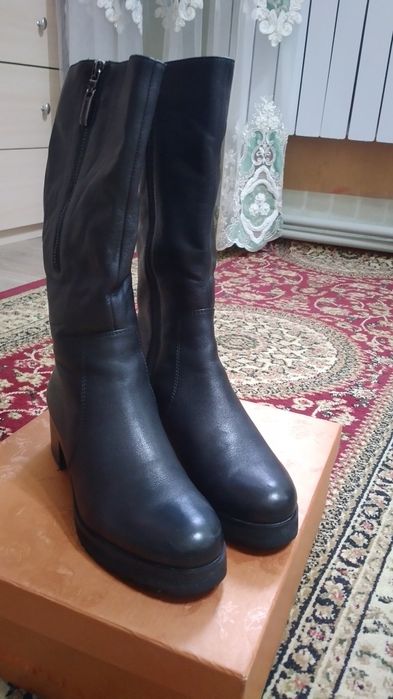 Продам сапоги женские фирма SOPEIA