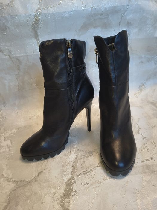 Продам сапожки на шпильке.