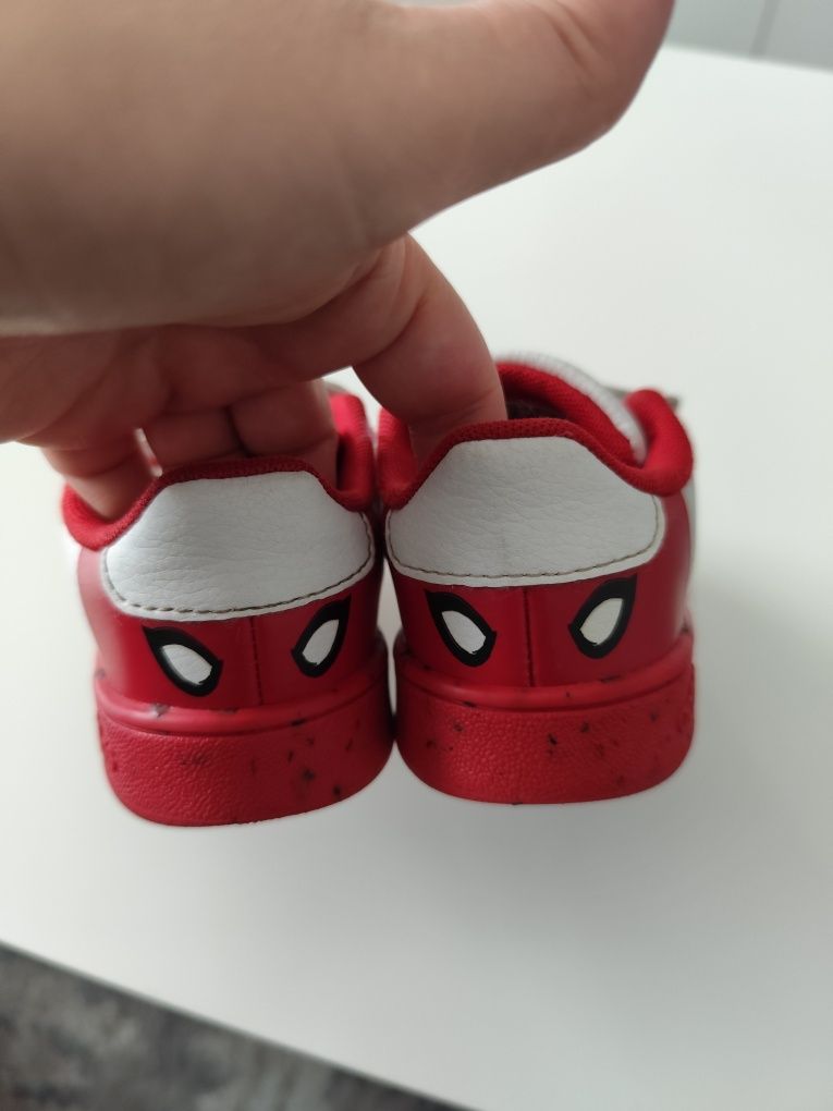 Adidasi spiderman 25.5