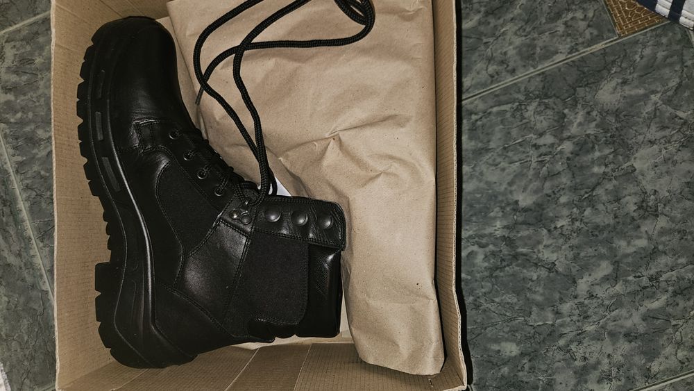 Кожени обувки номер 45.