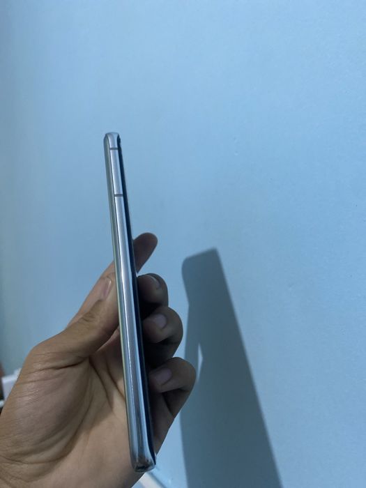 Samsung s21 ultra 
256/12+8
Xolati chotkiy ishlashi umuman aybi yu
Obm