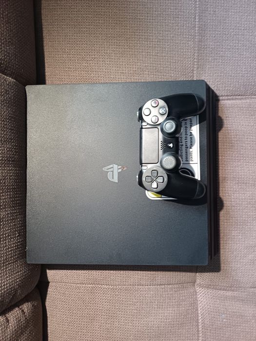 Ps4 Pro cu un controler