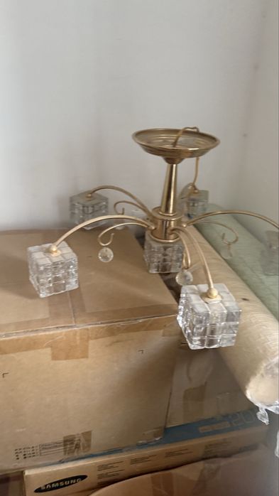 Продаются много люстр