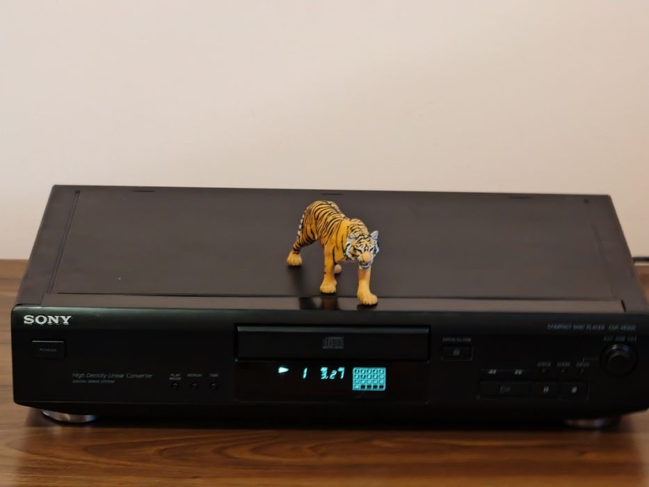 Sony CDP-XE 200. Cd player superb. Date tehnice mari. Preț fix !!