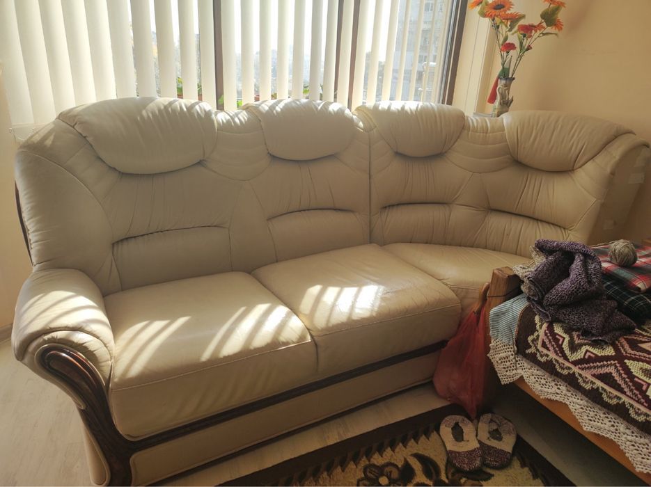 Кожен диван бял