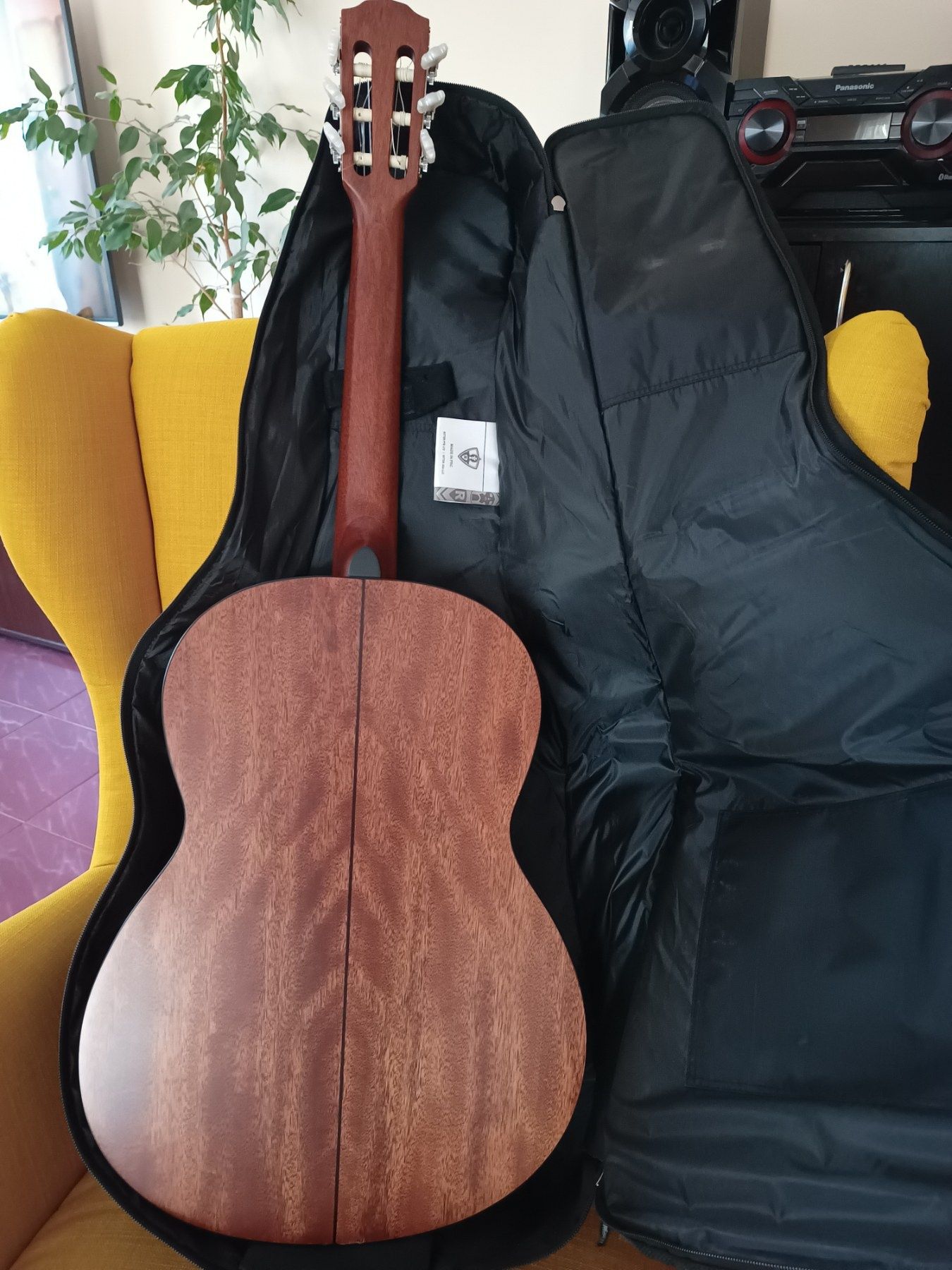Електрическа китара Fender и класическа китара Fender 4/4
