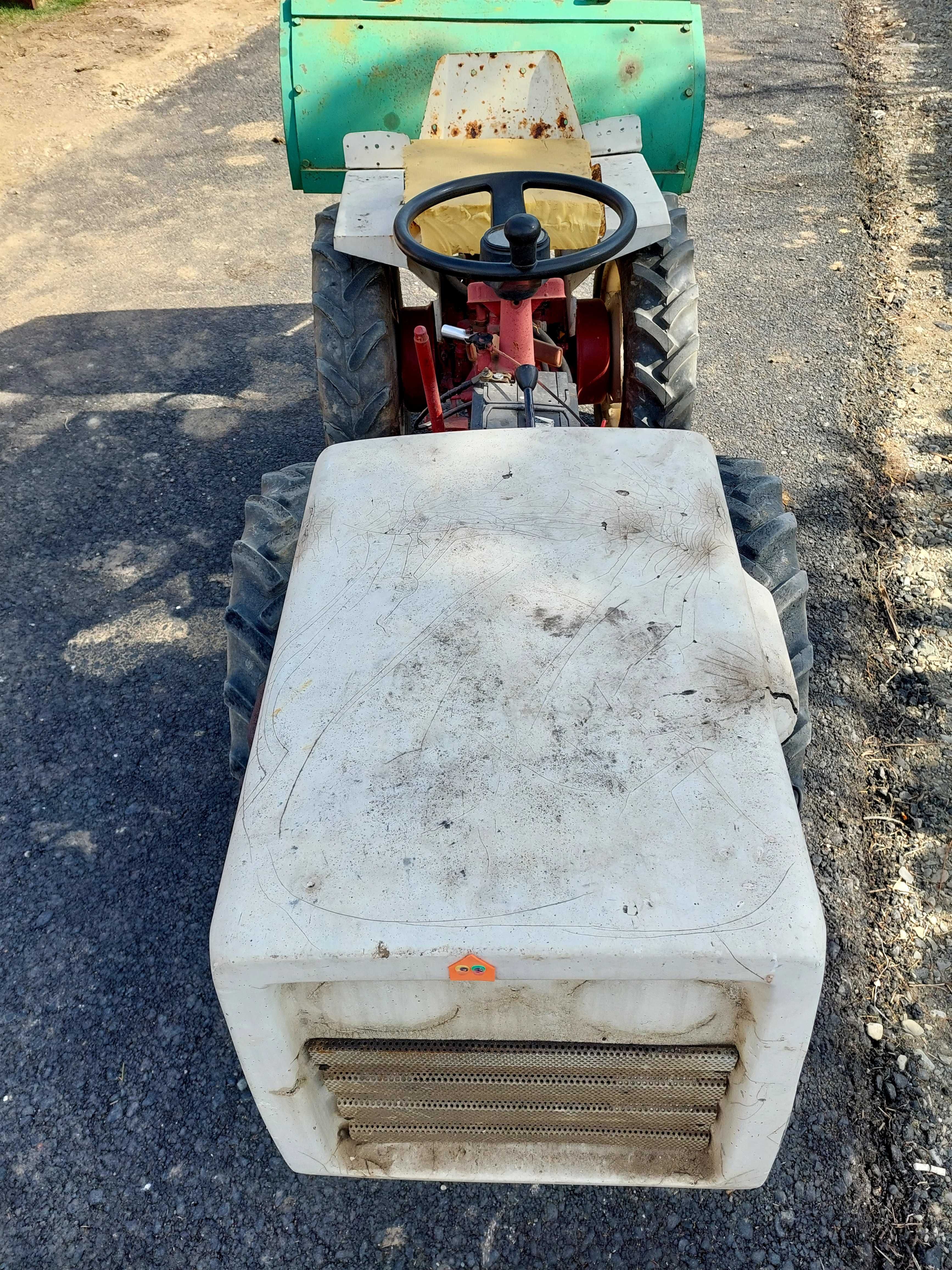 Tractoras articulat