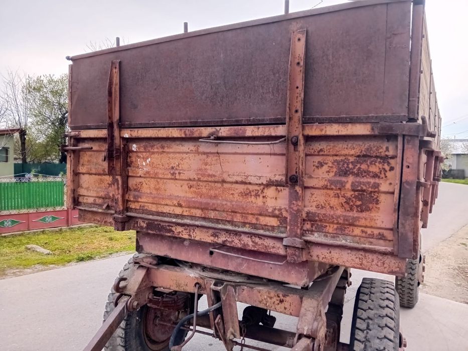 Remorcă autobasculabilă