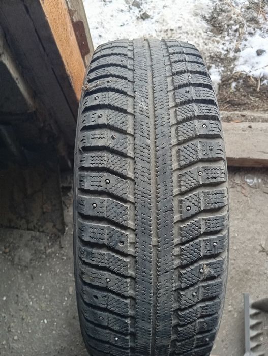 Продам зимнюю резину на 15. 4шт. 2-шипами 2без шипов. Продам за 60000