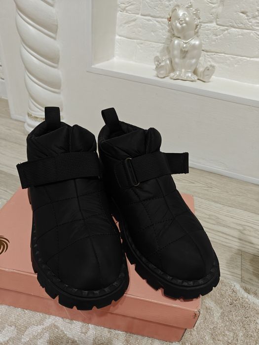 Продам зимние женские моднявые ботинки- дутыши. Зима.