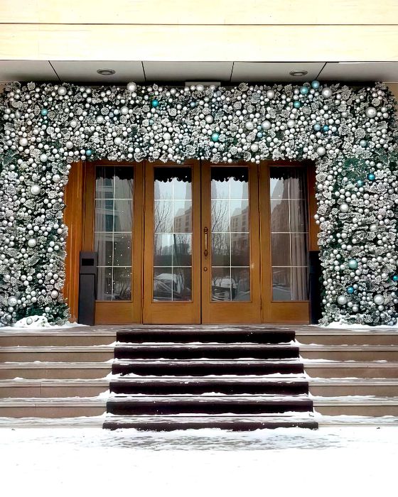 Новогодняя арка для входной группы и декор