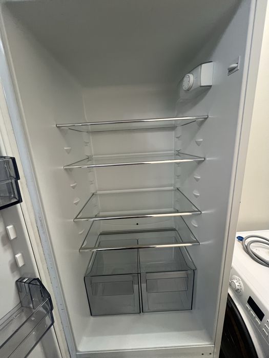 Хладилник за вграждане AEG