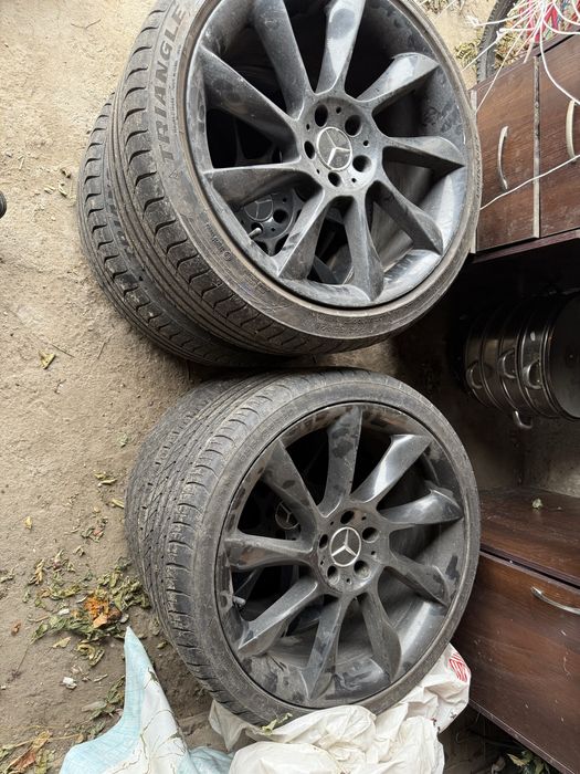 Один диск вареный , остальные целые. Одна новая резина на запас.