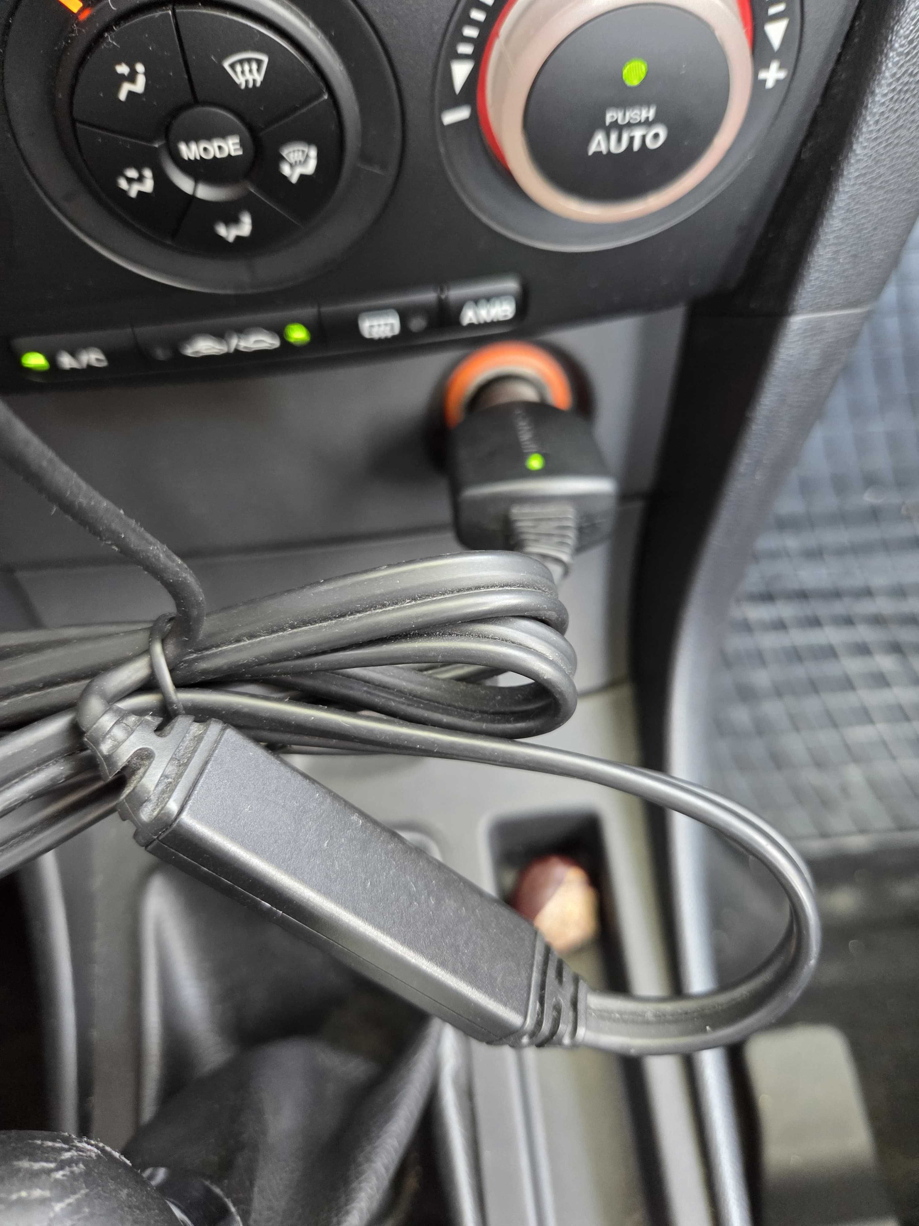 Garmin Nüvi 2350 навигация със стойка и зарядно за запалка