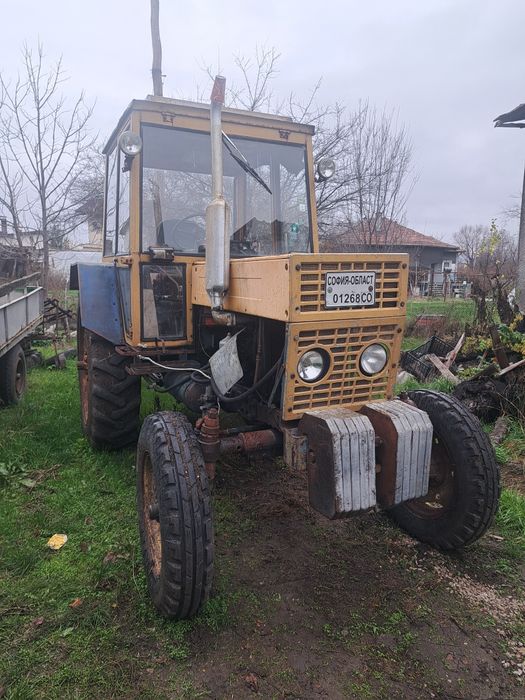 Продавам трактор с инвентар