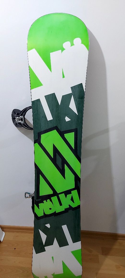 Vand Snowboard Volki 156 cu legaturi rapide.