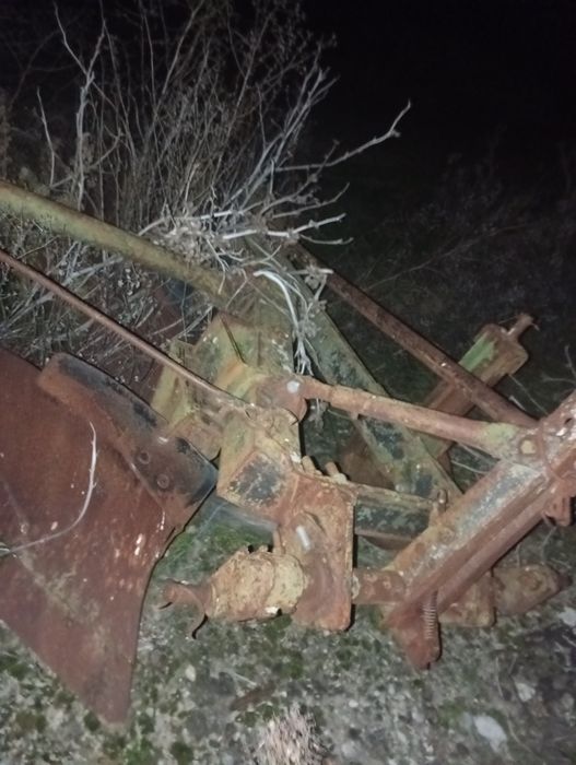 Vând plug funcțional  3 brezde