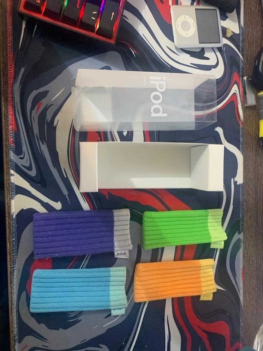 vand ipod generatia 3 + ipod socks