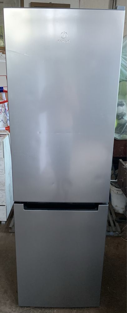 Vand frigider Indesit