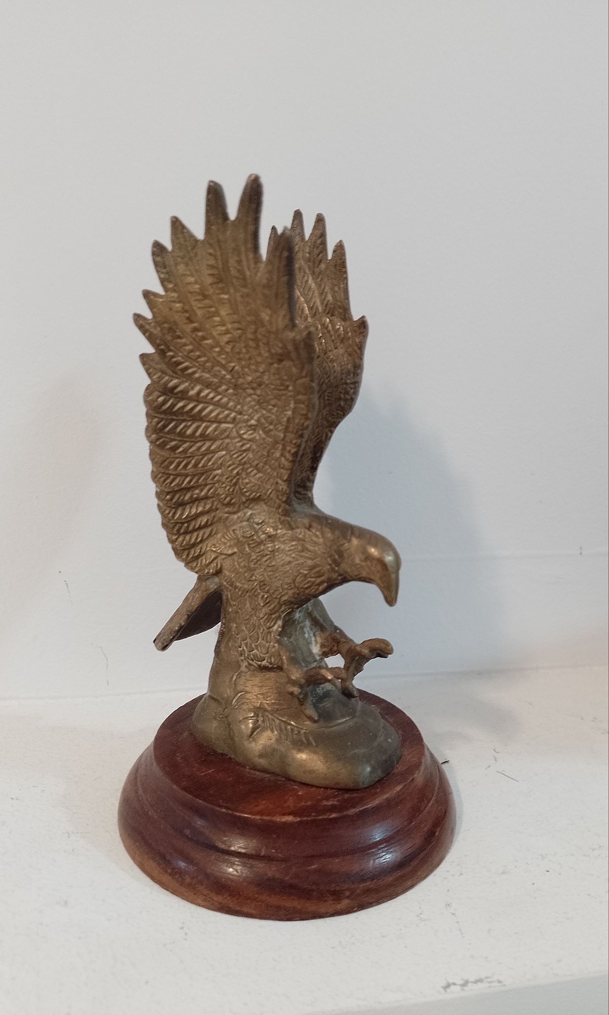 Vultur din bronz pe soclu din lemn ,stare excelenta piesa cu o lucrătu