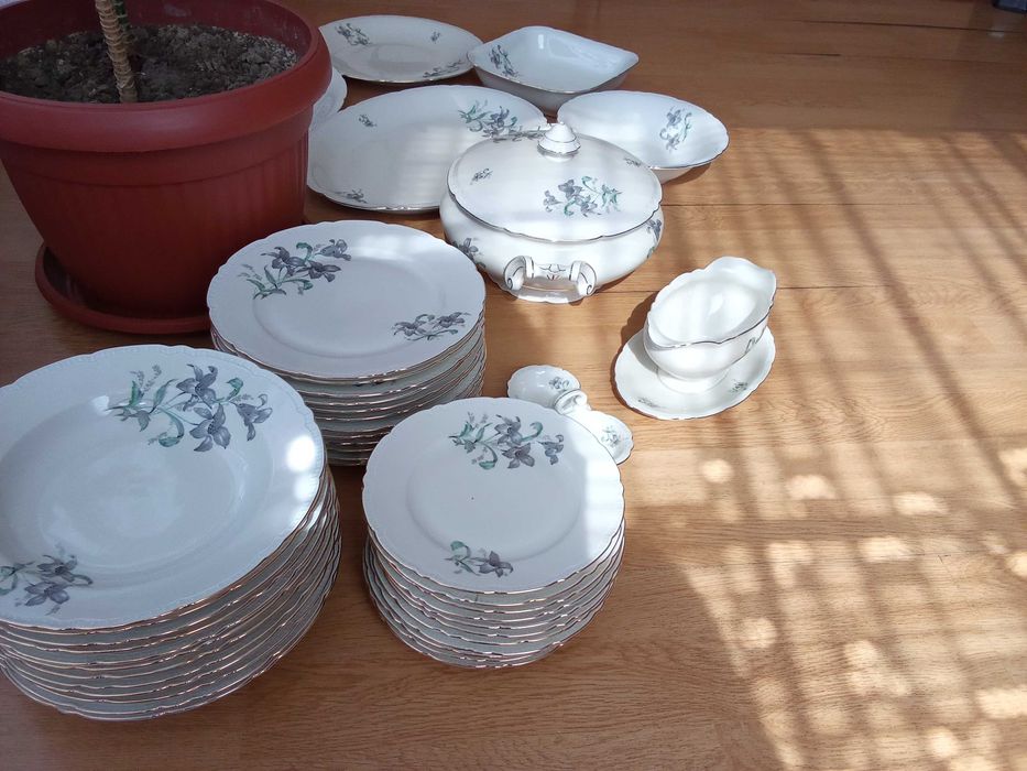 Продавам сервиз за хранене