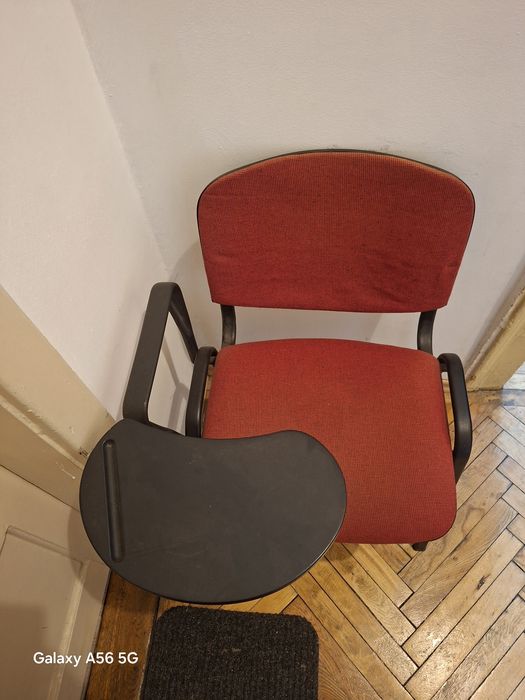 Vând scaune roşii tapițate