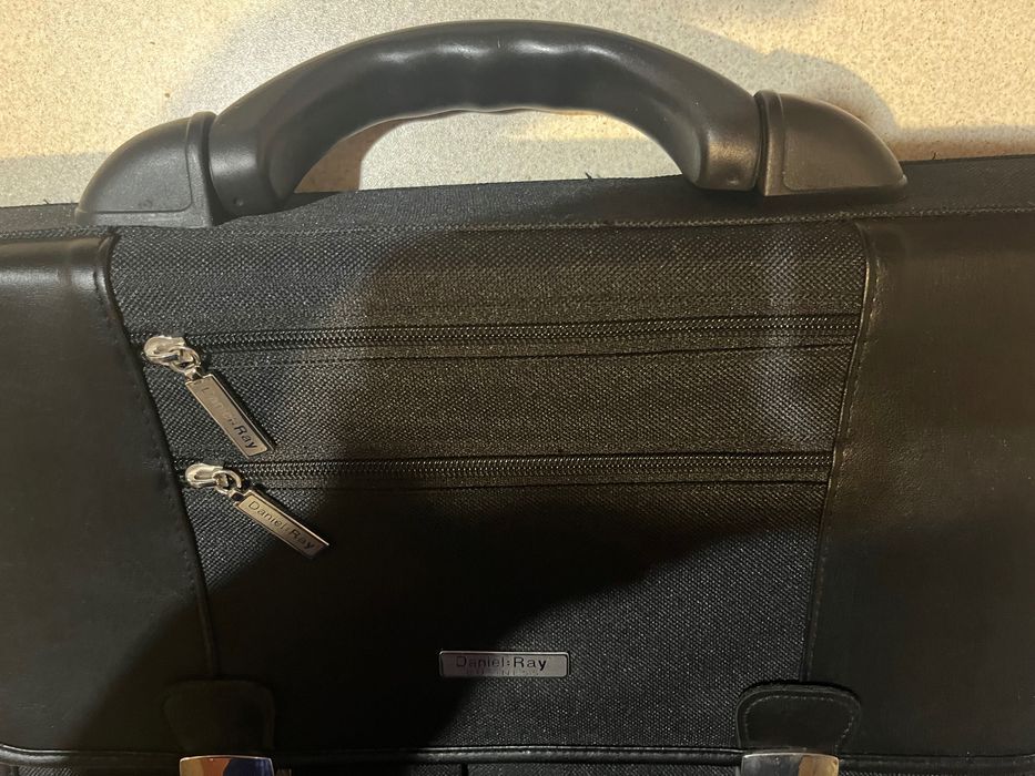 Geanta laptop Daniel Ray solida si eleganta