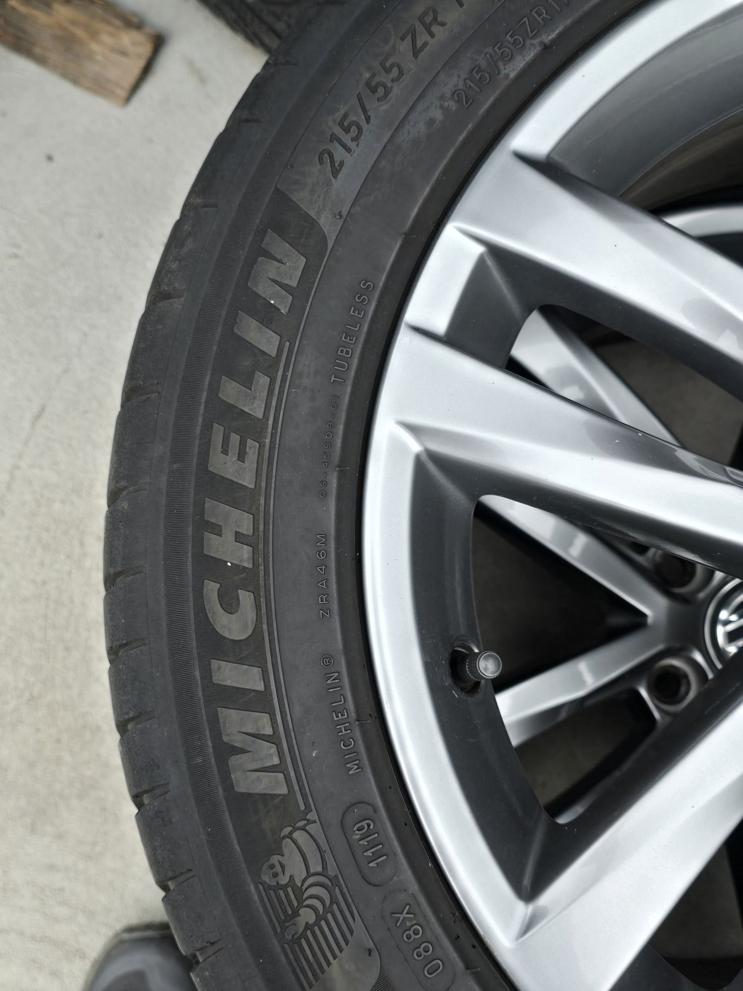 4 Броя 215/55/17 Michelin 2x5,5mm 2x5,2mm