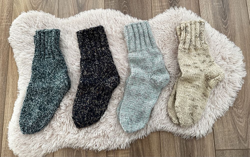 Vând ciorapi tricotati