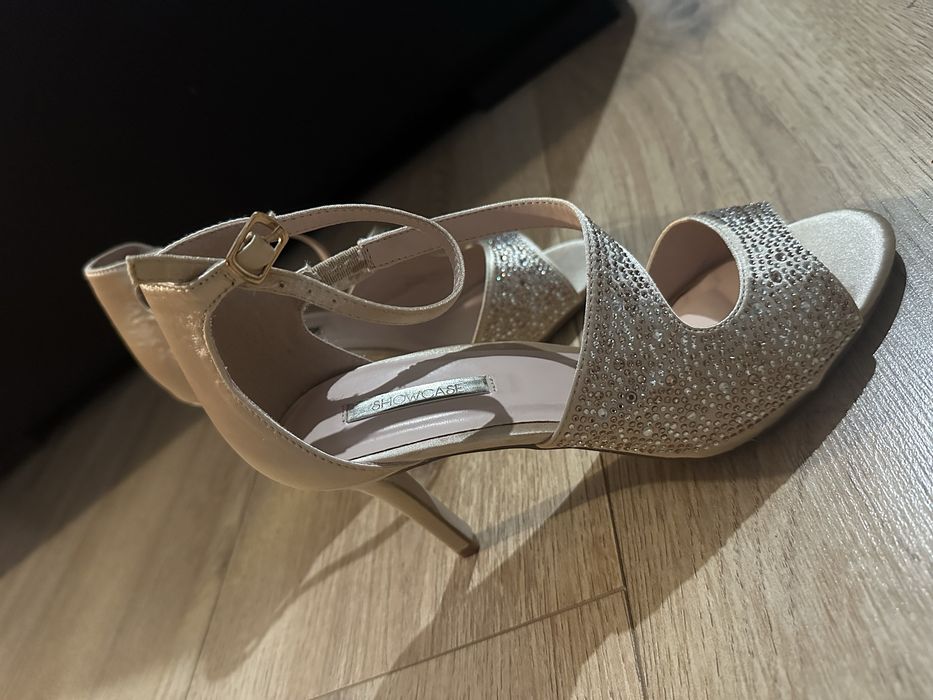 Обувки на ток с камъни