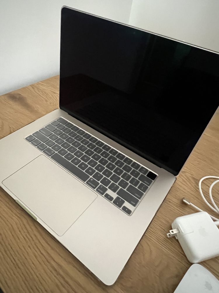 Vand Macbook Air 15” inch ca nou plus mouse apple si husa