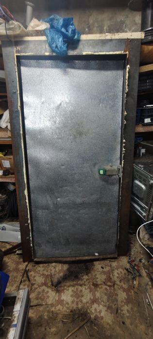 Продается дверь от морозильный камеры