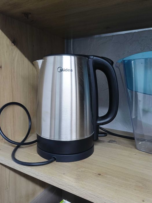 Электрочайник Midea MK-8029 серебристый б/у