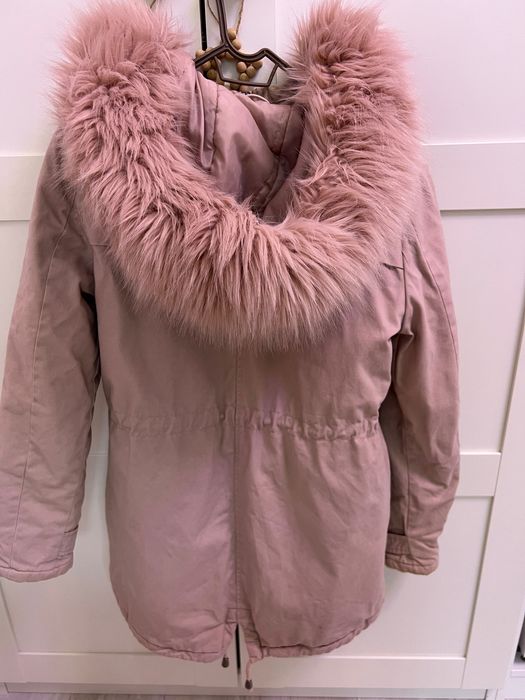 Дамско палто с пухена качулка