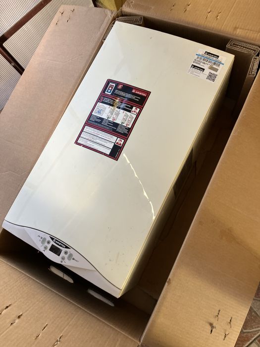 Vand centrala ARISTON CARES Premium - DEFECTA + Kit de evacuare