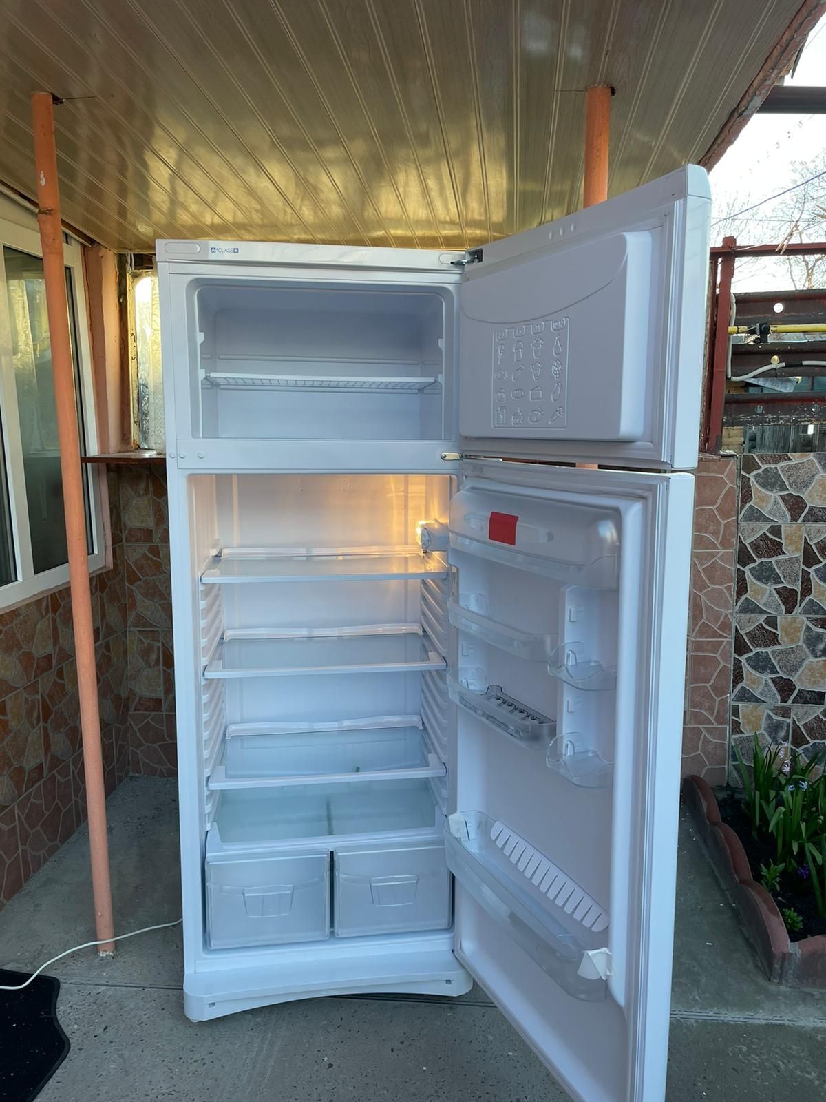 Vând frigider cu două uși defect