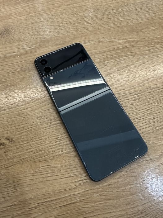 Продавам Samsung Z Flip 3 в отлично състояние.