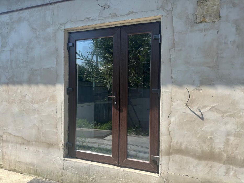 Продам пластиковую дверь