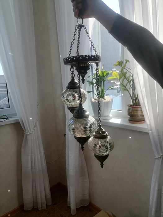 Продается роскошная,очень красивая подвесная люстра