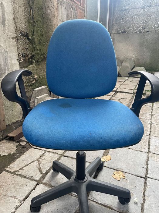 Продавам въртящ стол