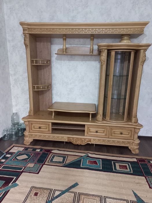 Горка для гостиной из натурального массива