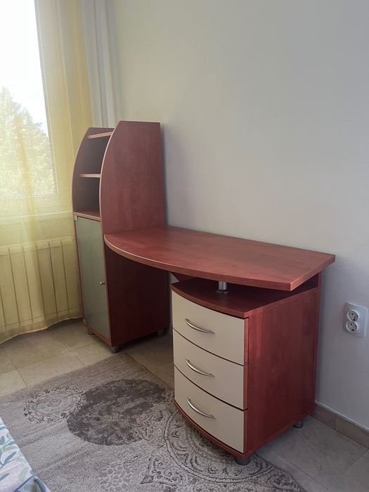 Бюро с чекмеджета и рафтове