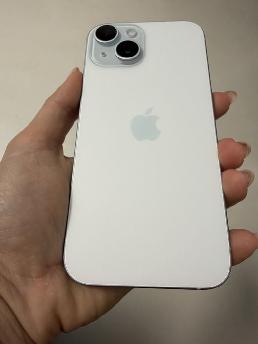 iPhone 15 син цвят