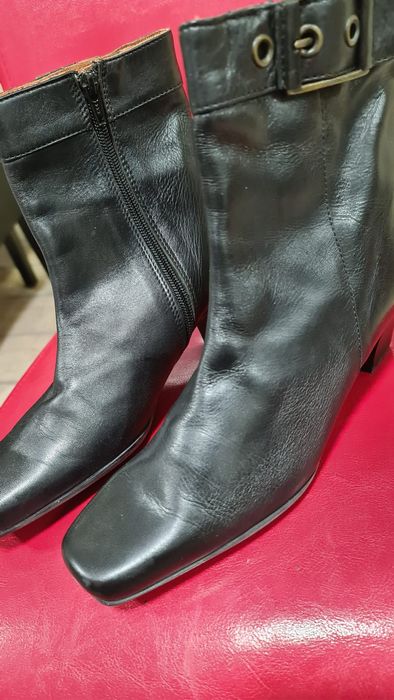 Ghete din piele de dama