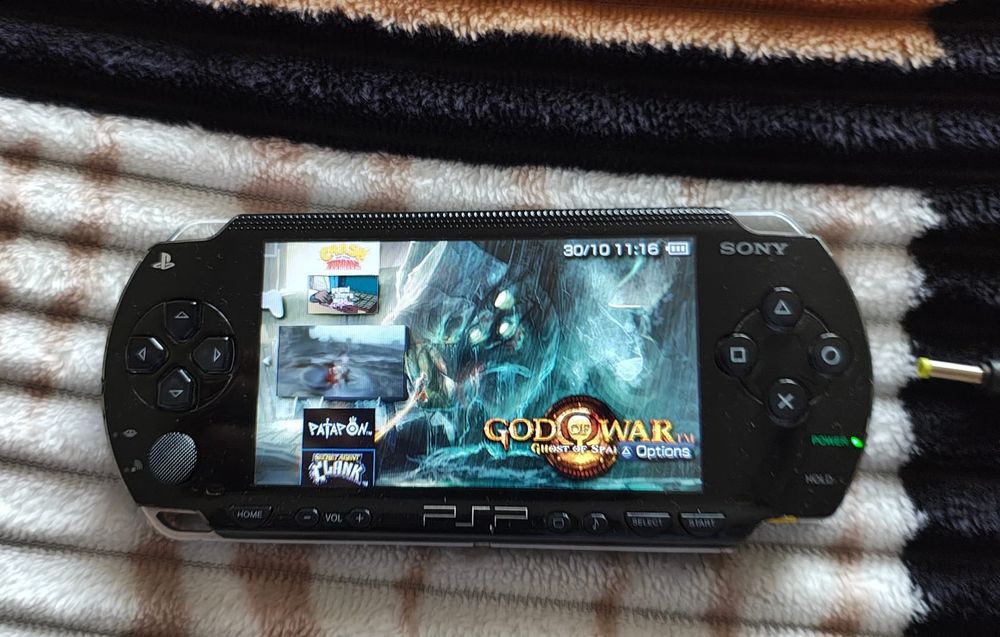 Vând psp 1004 modat cu card 32 gb